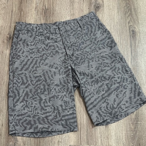 Nike Golf Dri-Fit 32W Geometric Camo Performance Shorts Wicking Classic EUC - Picture 1 of 8